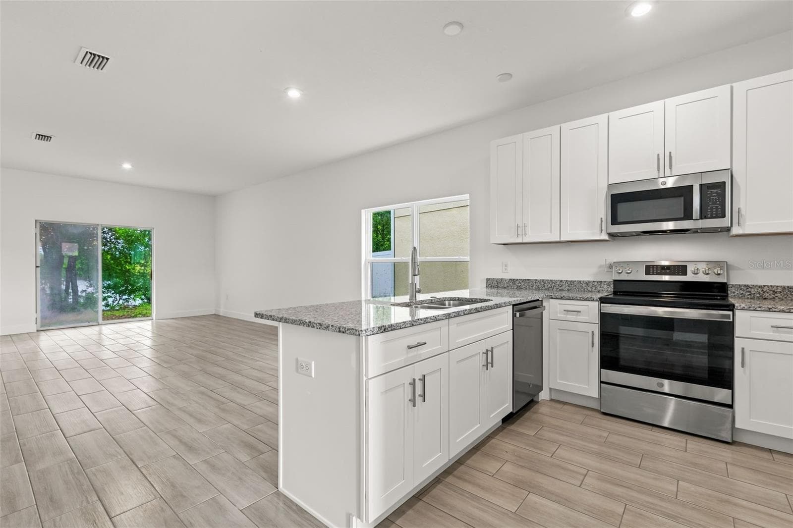 Townhouse at 458 LAKE SHORE PKWY, DAVENPORT, photo 10 of 42