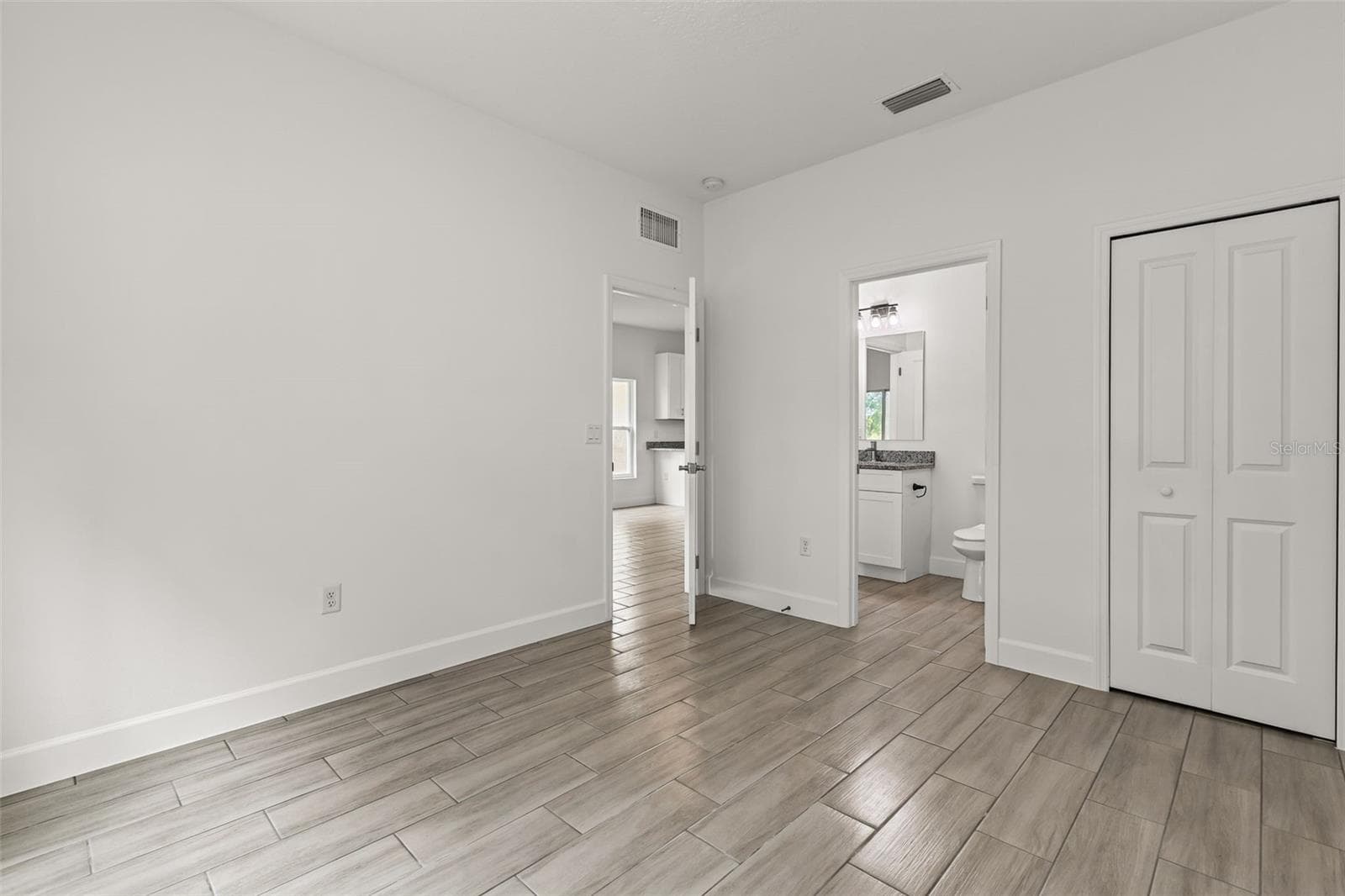 Townhouse at 458 LAKE SHORE PKWY, DAVENPORT, photo 17 of 42