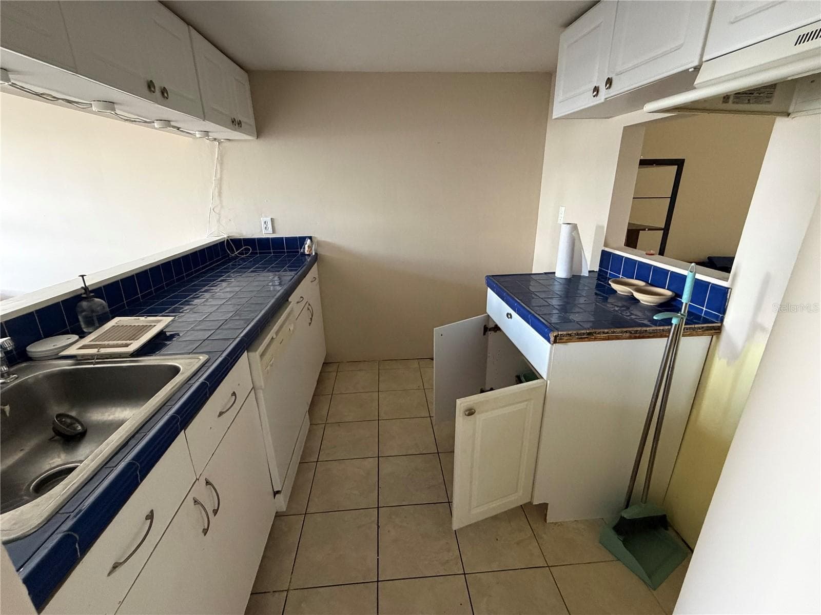 Townhouse at 7144 WATERSIDE DR, TAMPA, photo 3 of 8