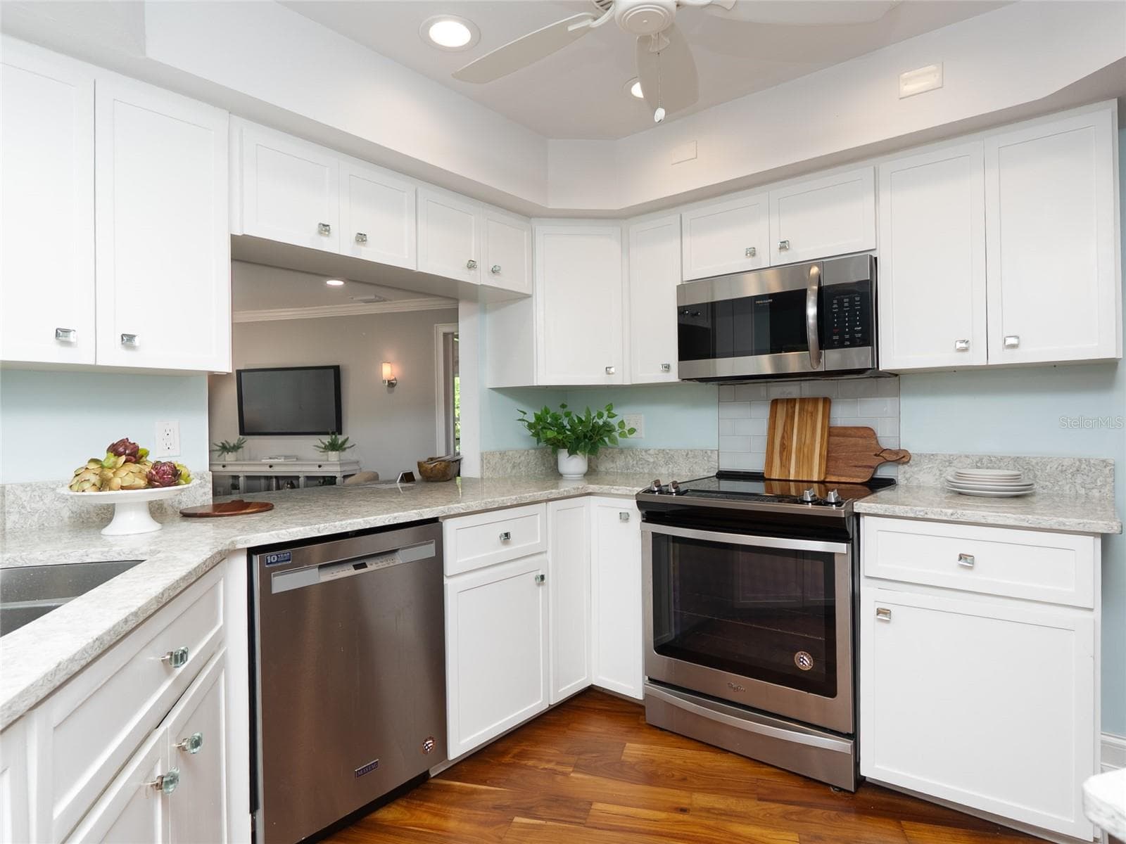 Single Family Residence at 912 DAWN ST, VENICE, photo 13 of 69