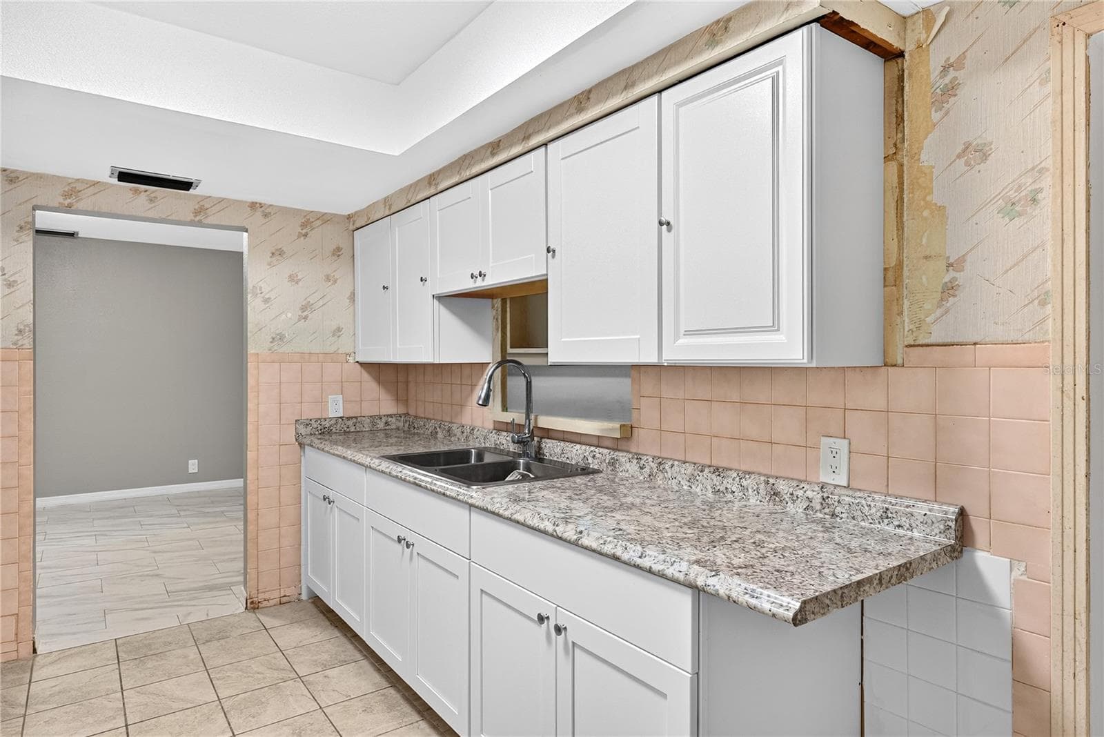 Single Family Residence at 2055 MARAVILLA CIR, FORT MYERS, photo 13 of 47