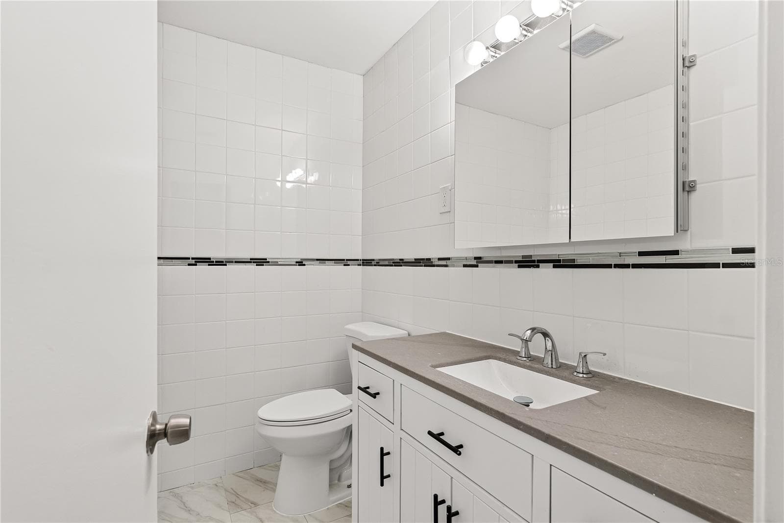 Single Family Residence at 2055 MARAVILLA CIR, FORT MYERS, photo 20 of 47
