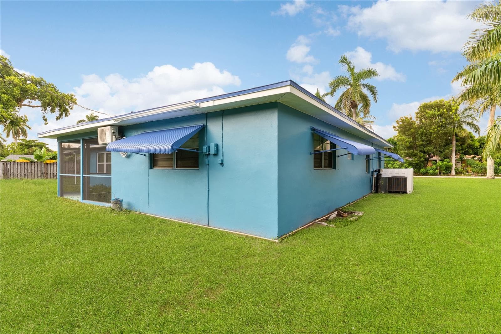 Single Family Residence at 2055 MARAVILLA CIR, FORT MYERS, photo 32 of 47
