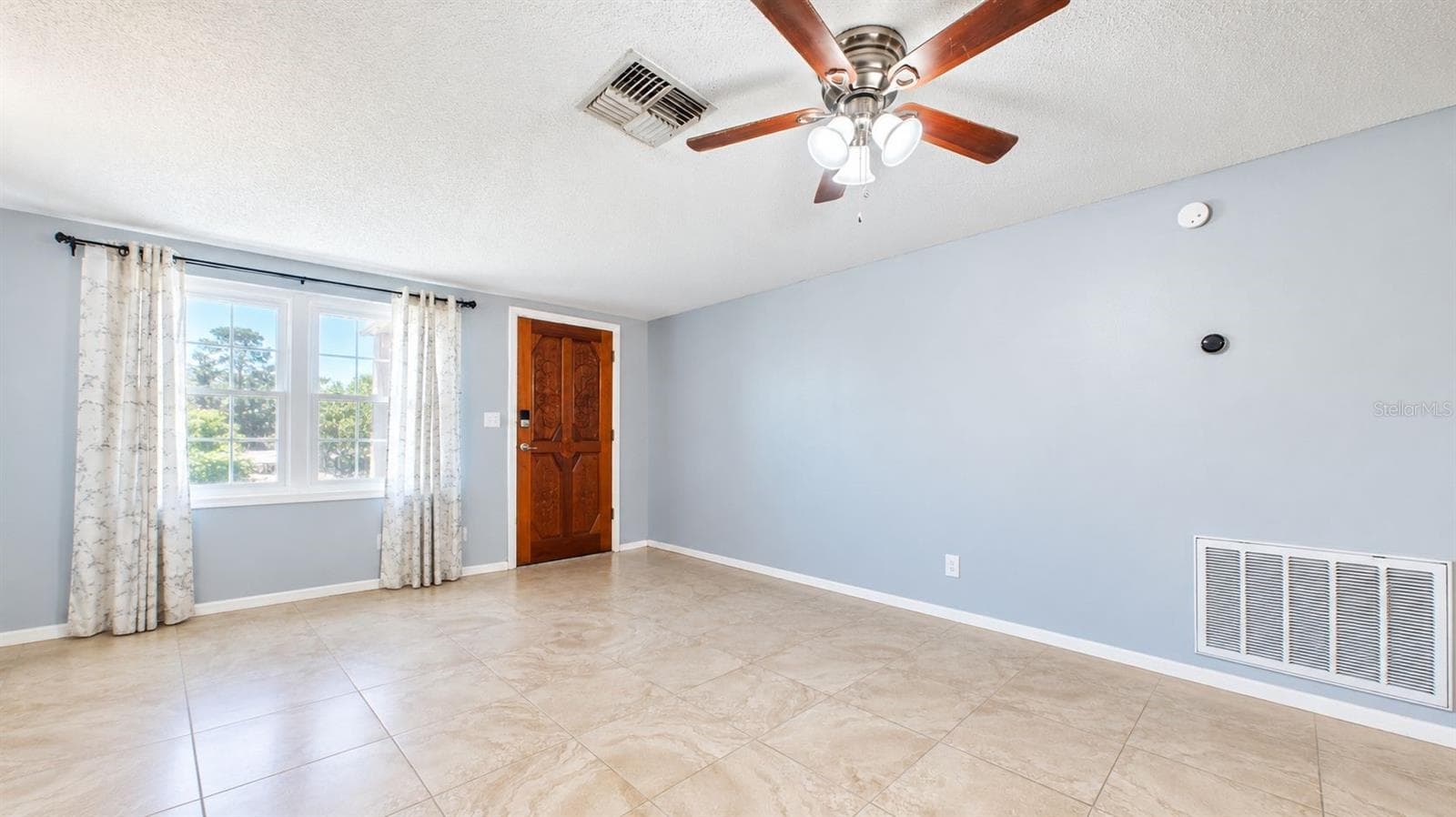 Living room facing front door - 8840 CARMEN LN, PORT RICHEY