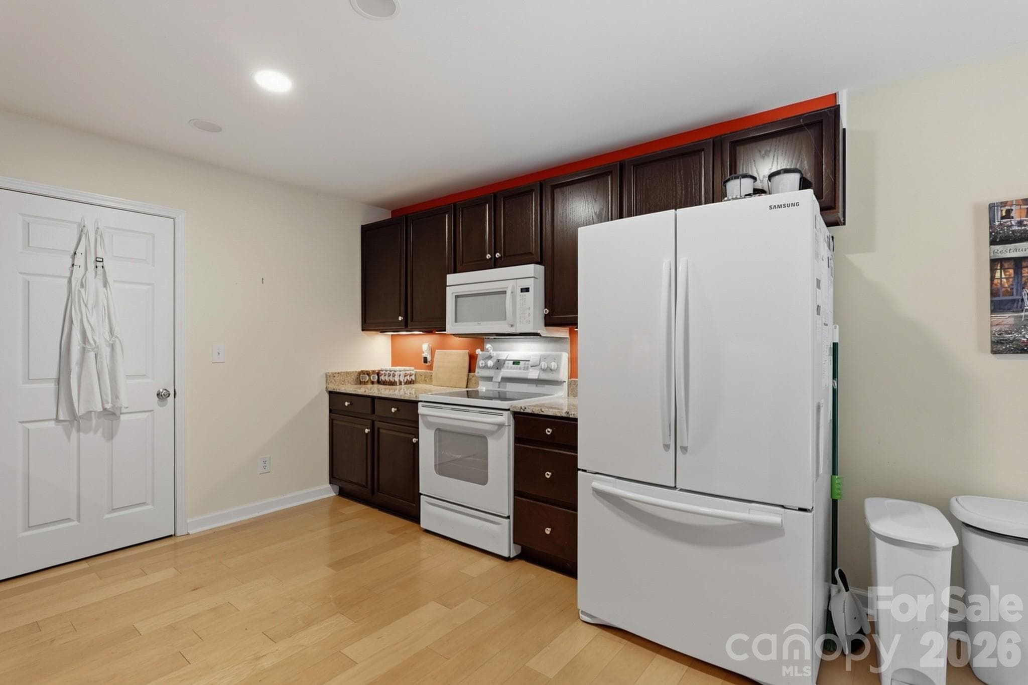 Single Family Residence at 7917 Pebbleridge Drive, Charlotte, photo 5 of 37