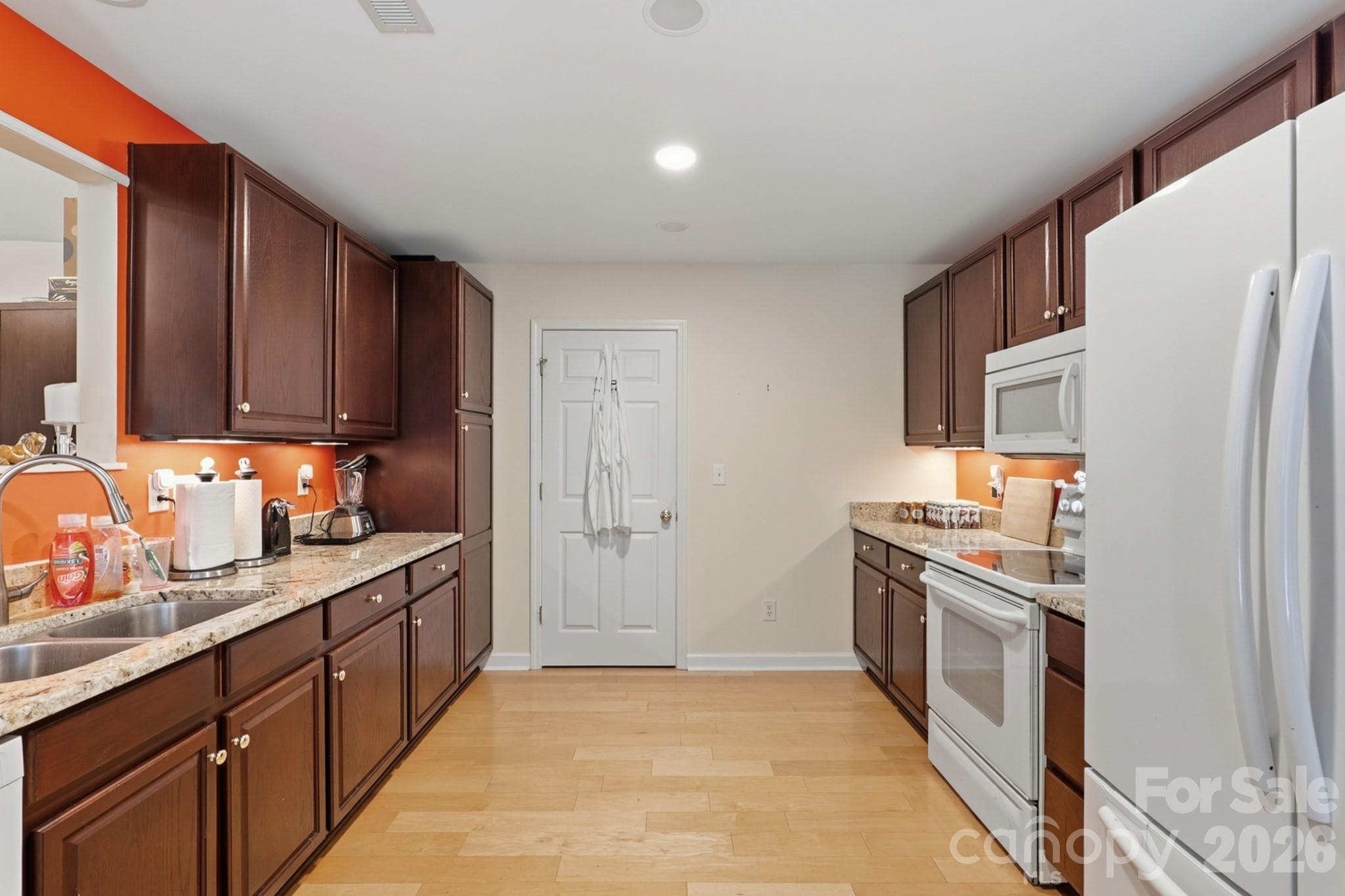 Single Family Residence at 7917 Pebbleridge Drive, Charlotte, photo 2 of 37