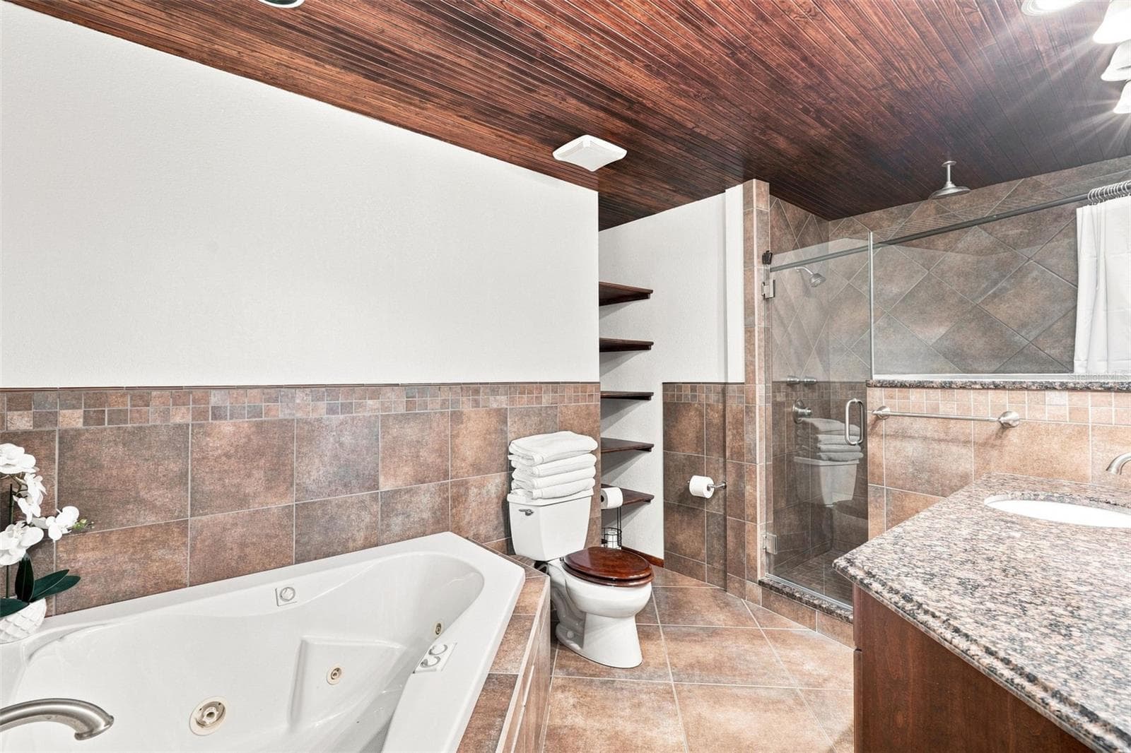 Primary Ensuite featuring a Relaxing Jetted Tub and Separate Shower - 155 MORGAN LN SE, PORT CHARLOTTE