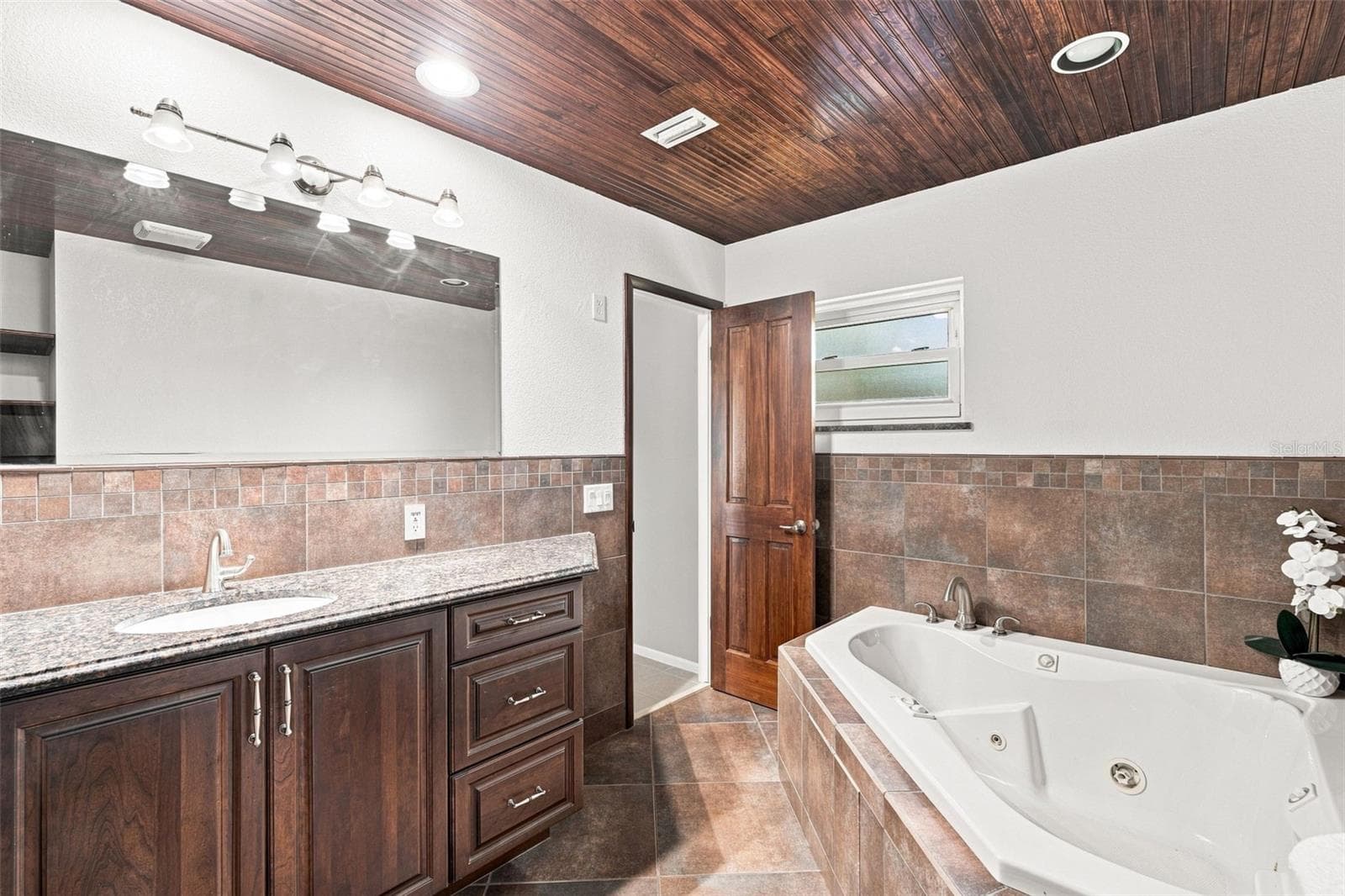 Primary Ensuite featuring a Relaxing Jetted Tub and Separate Shower - 155 MORGAN LN SE, PORT CHARLOTTE
