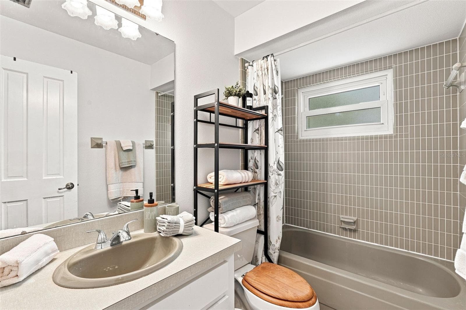 Guest Bathroom Featuring a Tub/Shower Combo - 155 MORGAN LN SE, PORT CHARLOTTE