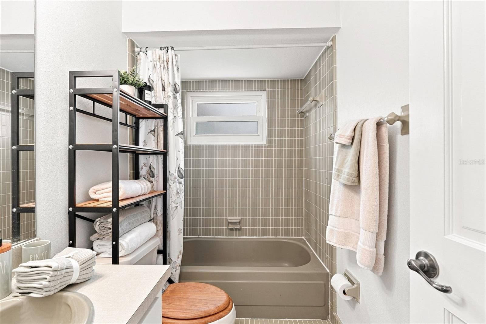 Guest Bathroom Featuring a Tub/Shower Combo - 155 MORGAN LN SE, PORT CHARLOTTE