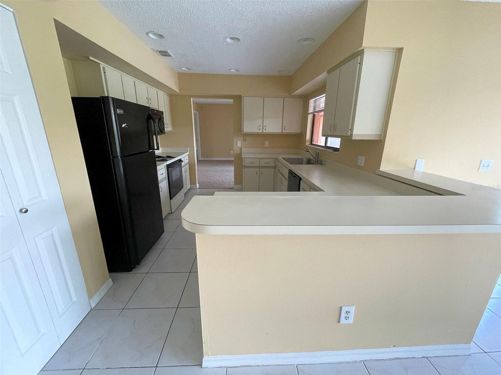 Kitchen with Breakfast Bar - 4431 REAL CT, ORLANDO