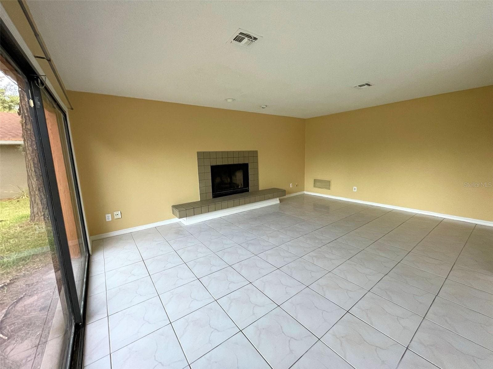 Family Room with Wood Burning Fireplace - 4431 REAL CT, ORLANDO