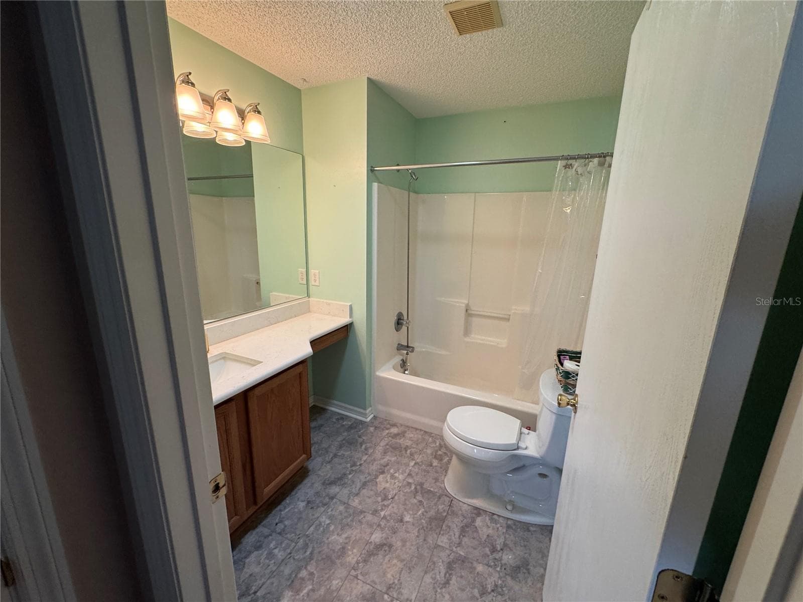 Hall bathroom - 17481 SE 76TH FLINTLOCK TER, THE VILLAGES
