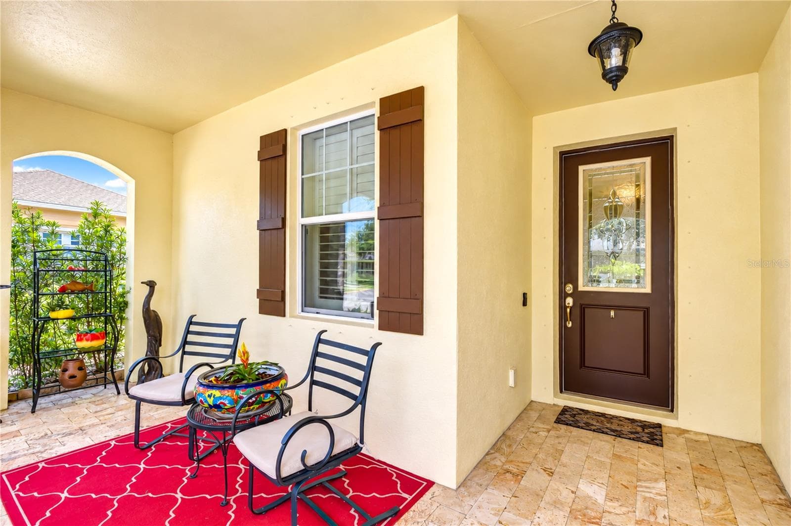 Inviting Front Porch - 6810 MUNCASTER CT, TAMPA