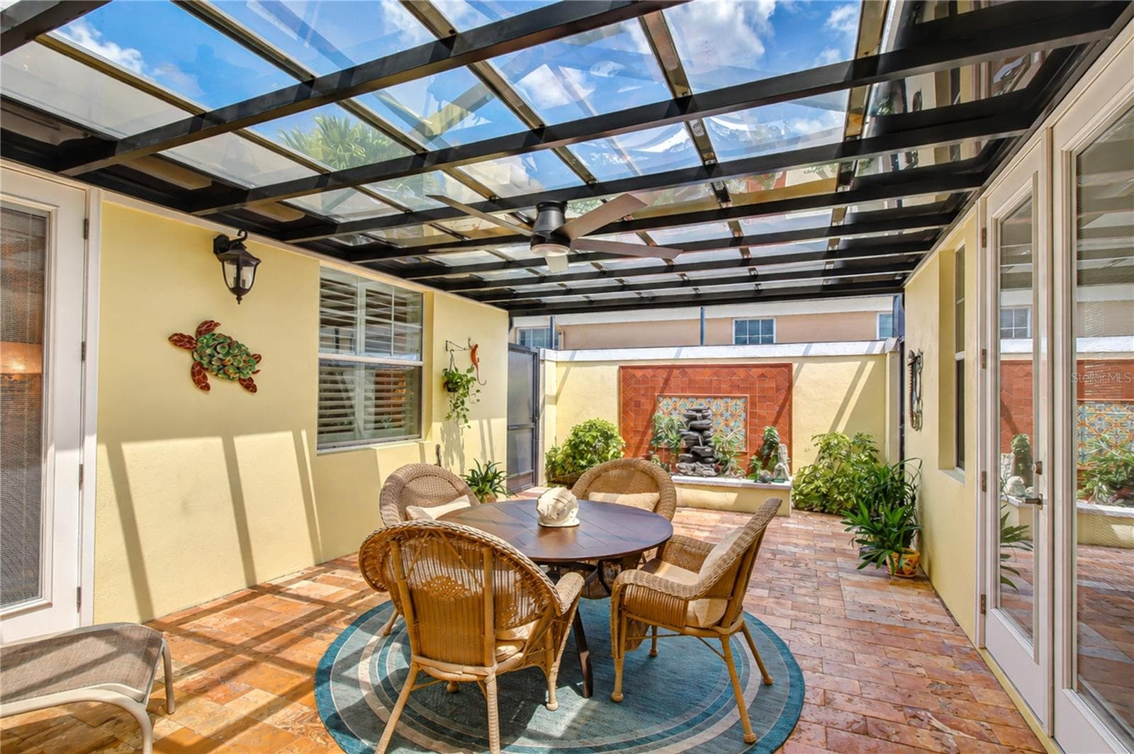 Stunning Covered Courtyard - 6810 MUNCASTER CT, TAMPA