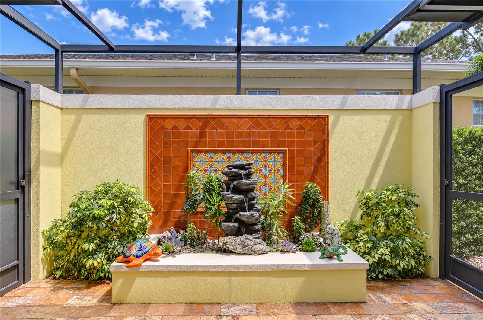 Beautiful Fountain - 6810 MUNCASTER CT, TAMPA