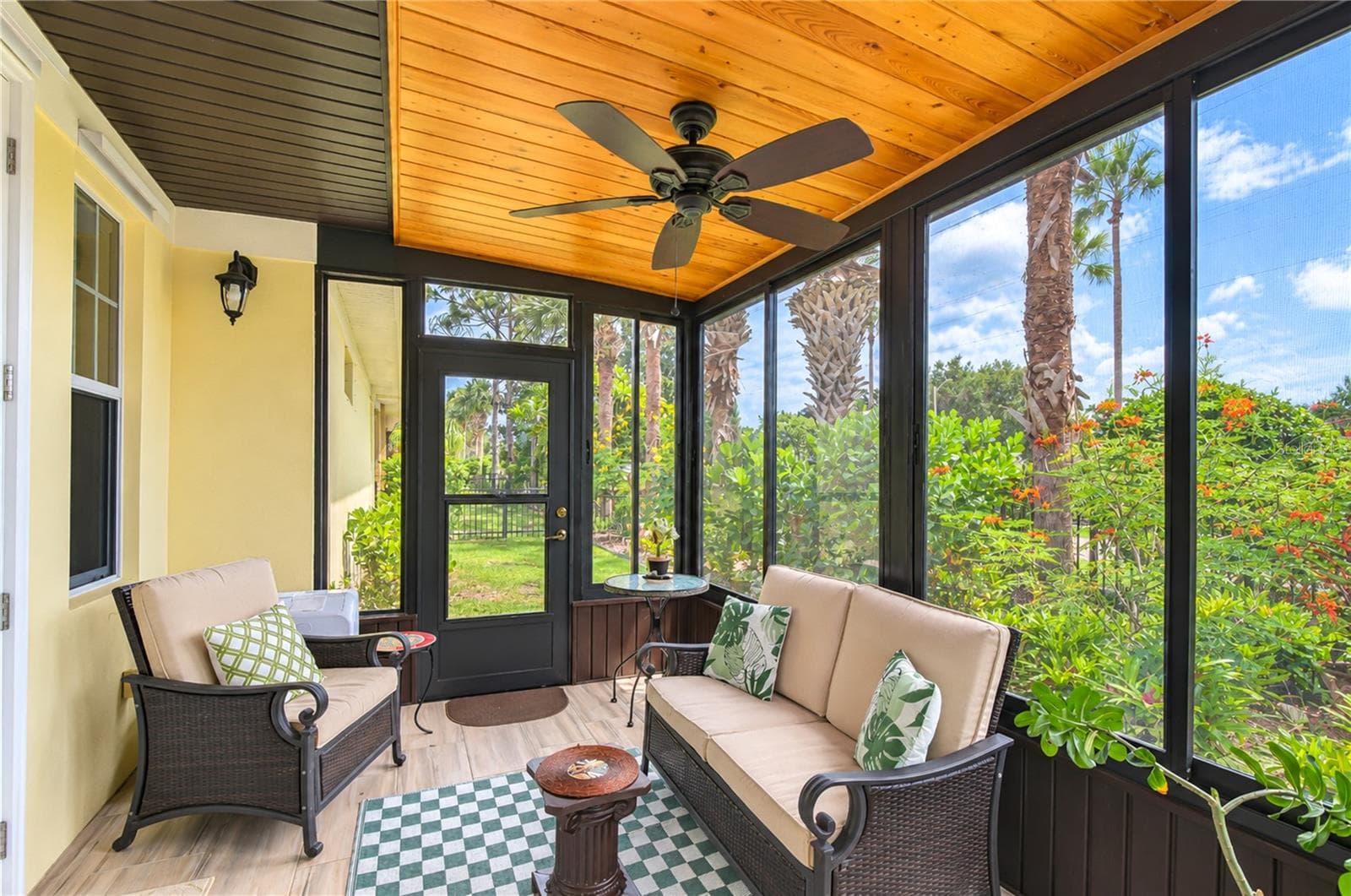 Covered and Screened Back Patio - 6810 MUNCASTER CT, TAMPA