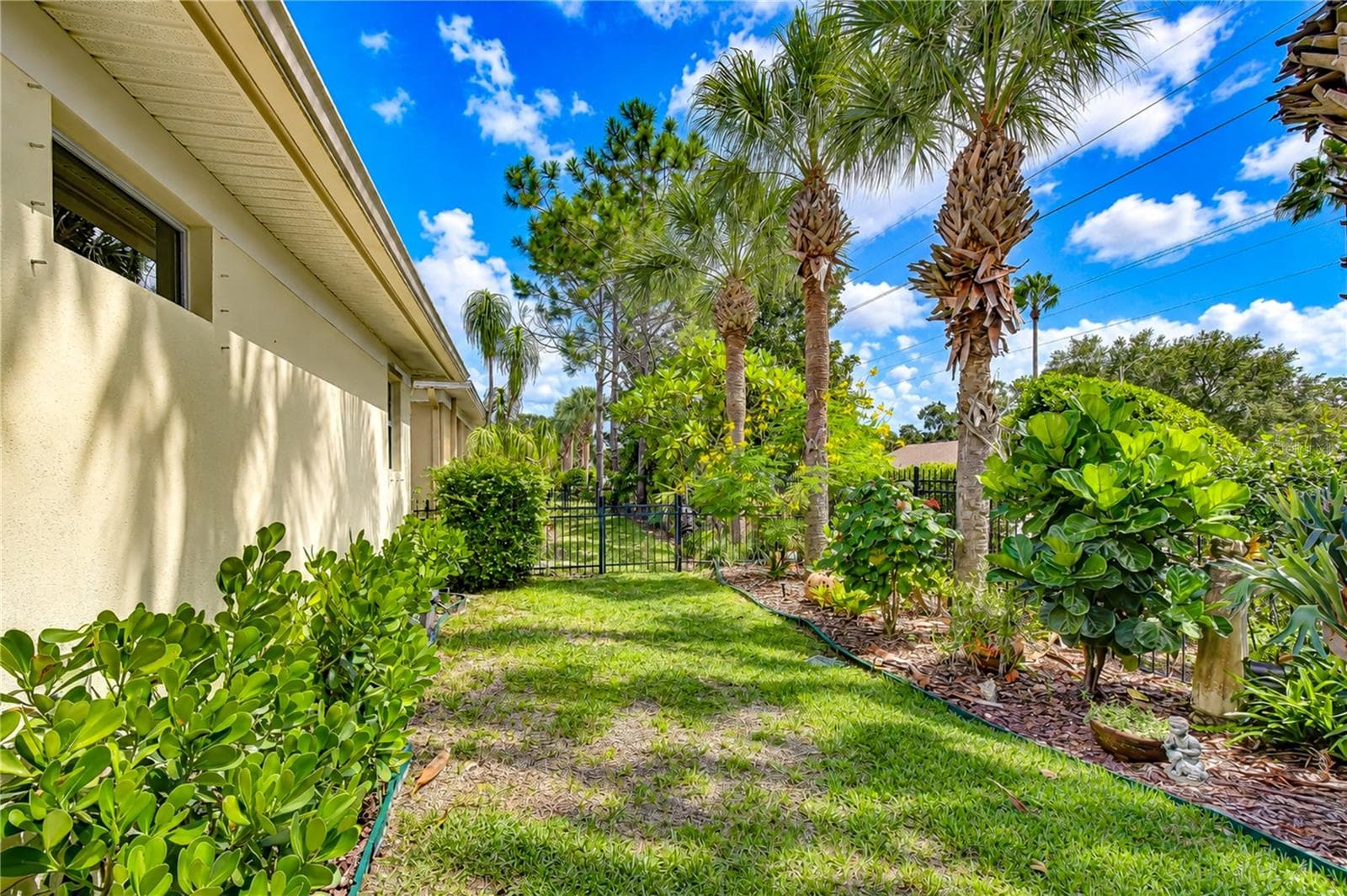 Private and fenced yard - 6810 MUNCASTER CT, TAMPA