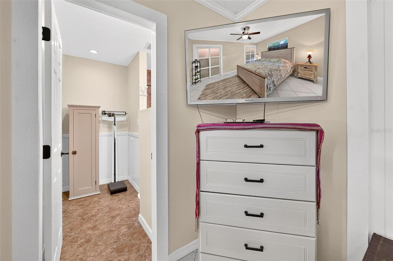 Master ensuite entrance - 8106 SPRING DR, YALAHA