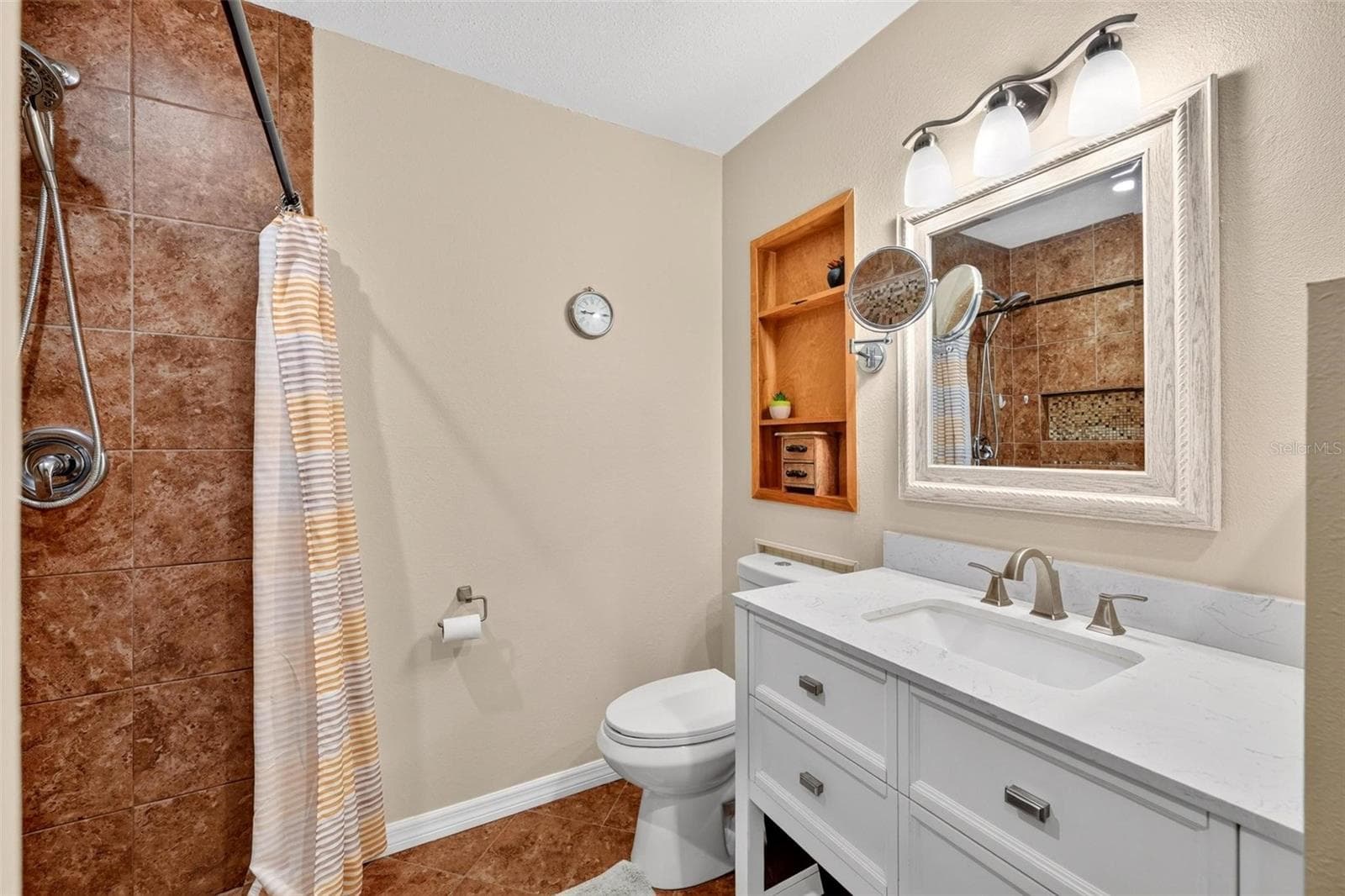 Master ensuite - 8106 SPRING DR, YALAHA