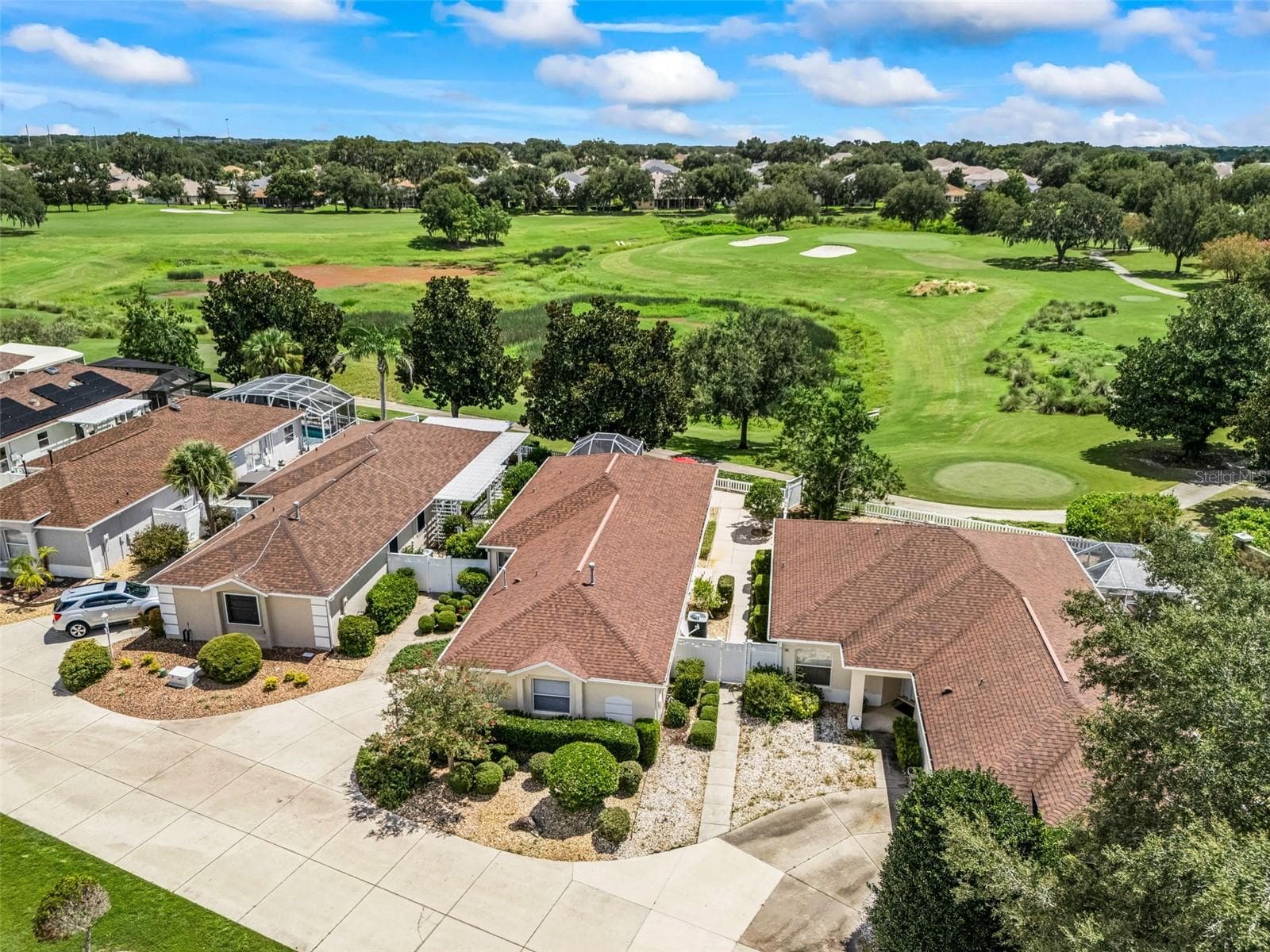 Beautiful Courtyard Villa showcasing stunning golf course views. The picturesque setting and scenic surroundings create a peaceful and inviting atmosphere, offering the perfect opportunity to enjoy the beauty of golf course living. - 17535 SE 84TH FOXGROVE AVE, THE VILLAGES