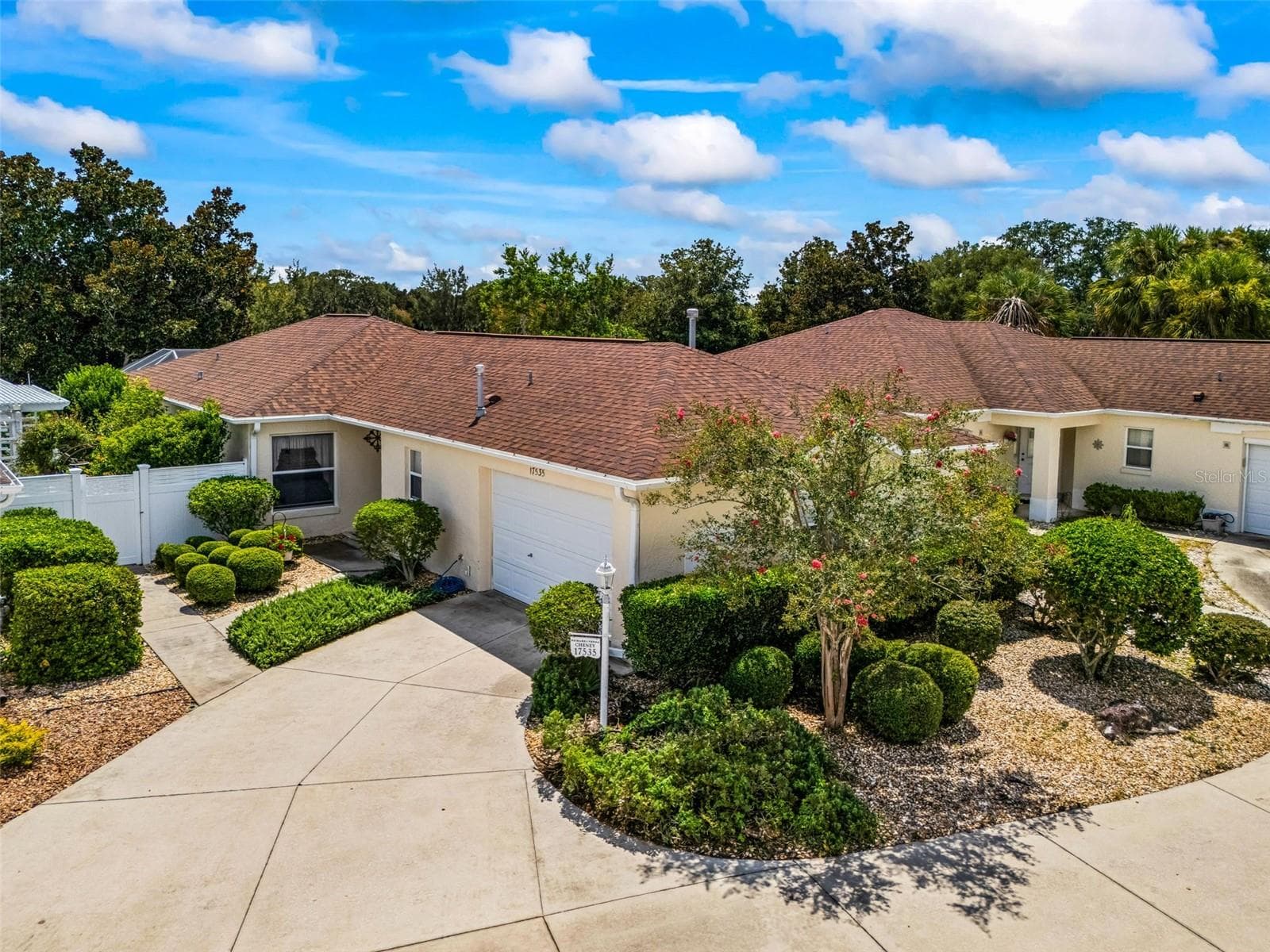 Beautiful mature landscaping surround the home. - 17535 SE 84TH FOXGROVE AVE, THE VILLAGES