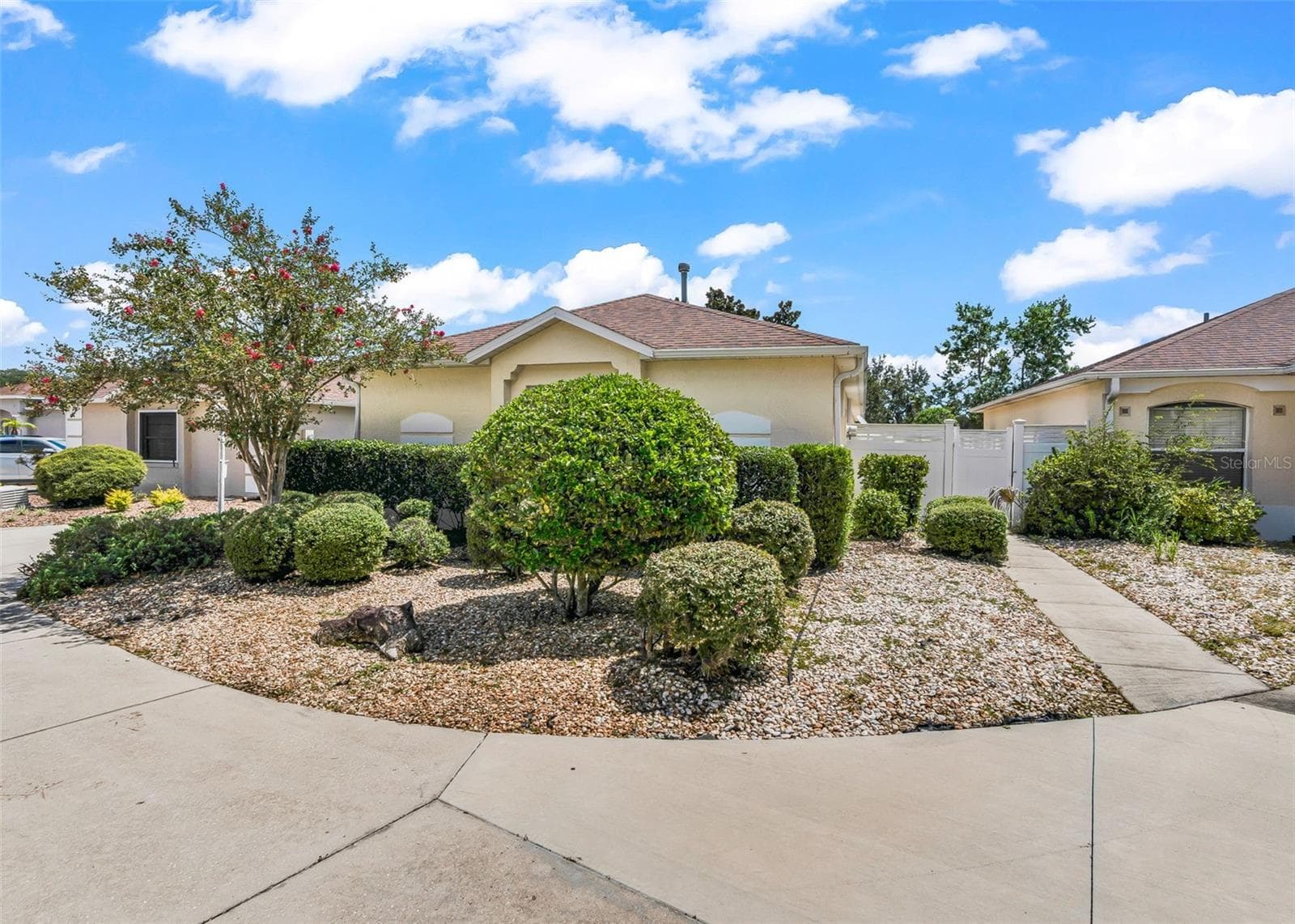 Beautifully maintained mature landscaping and lush, established bushes create a welcoming and attractive setting, adding wonderful curb appeal and charm to the property. - 17535 SE 84TH FOXGROVE AVE, THE VILLAGES