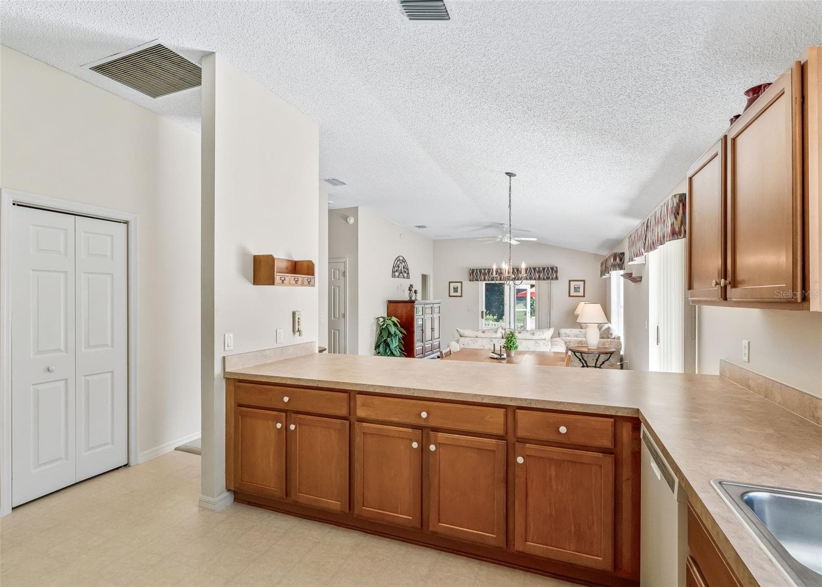 Bright and open kitchen featuring a large breakfast bar and plenty of storage. The spacious layout creates a comfortable setting for casual meals, entertaining, and everyday living. - 17535 SE 84TH FOXGROVE AVE, THE VILLAGES