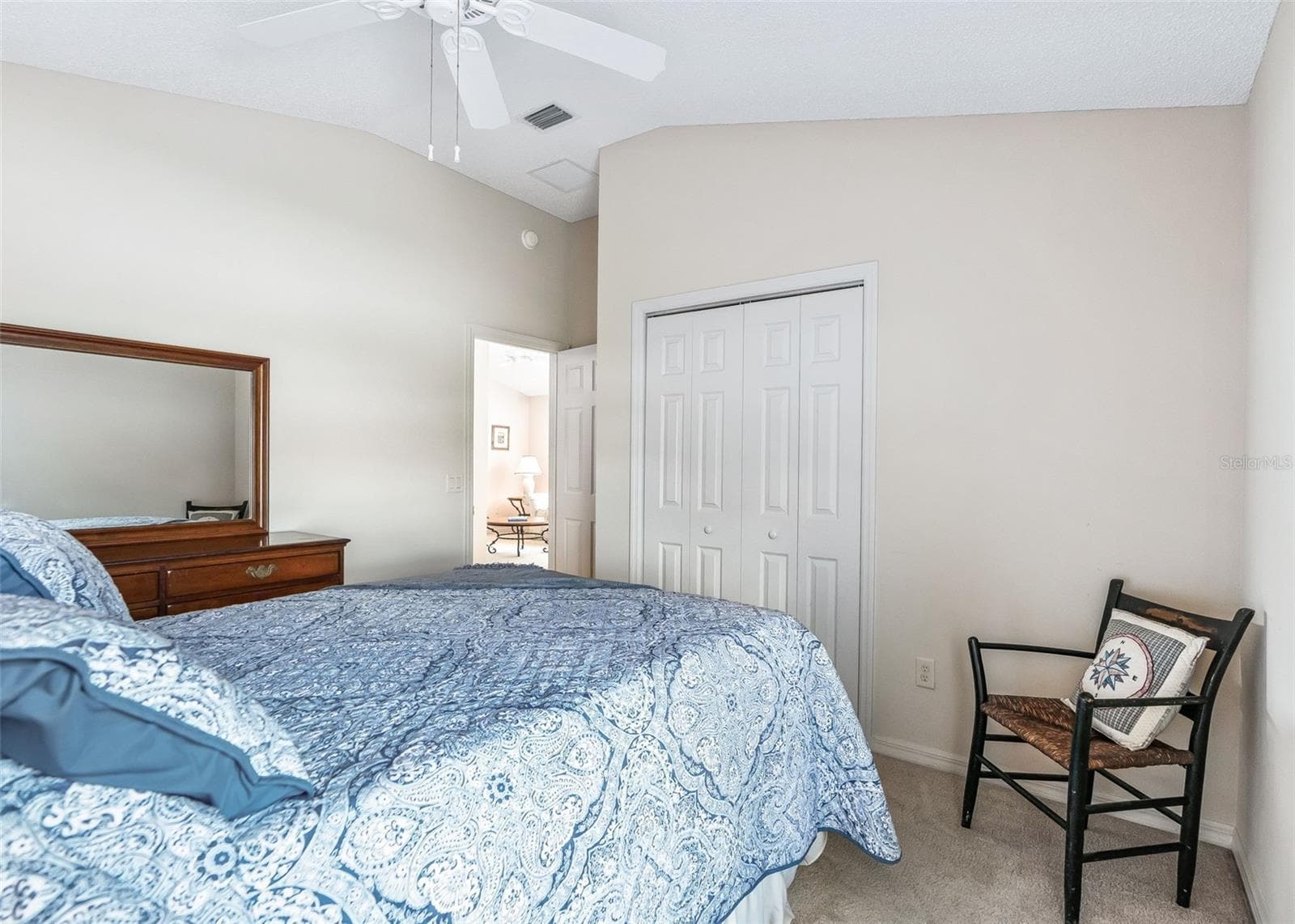 Bright and welcoming guest bedroom offering a comfortable retreat for family and guests. The spacious room provides plenty of natural light and room for furnishings, creating a cozy and inviting space to relax and unwind. - 17535 SE 84TH FOXGROVE AVE, THE VILLAGES