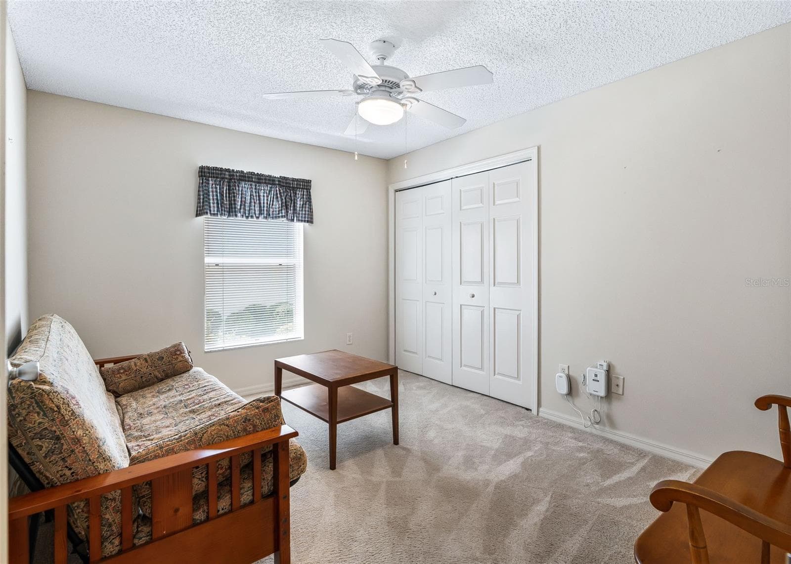 Versatile guest bedroom that would make an ideal home office, hobby room, or comfortable retreat when family and friends come to visit. This flexible space offers plenty of possibilities to suit your lifestyle and needs. - 17535 SE 84TH FOXGROVE AVE, THE VILLAGES