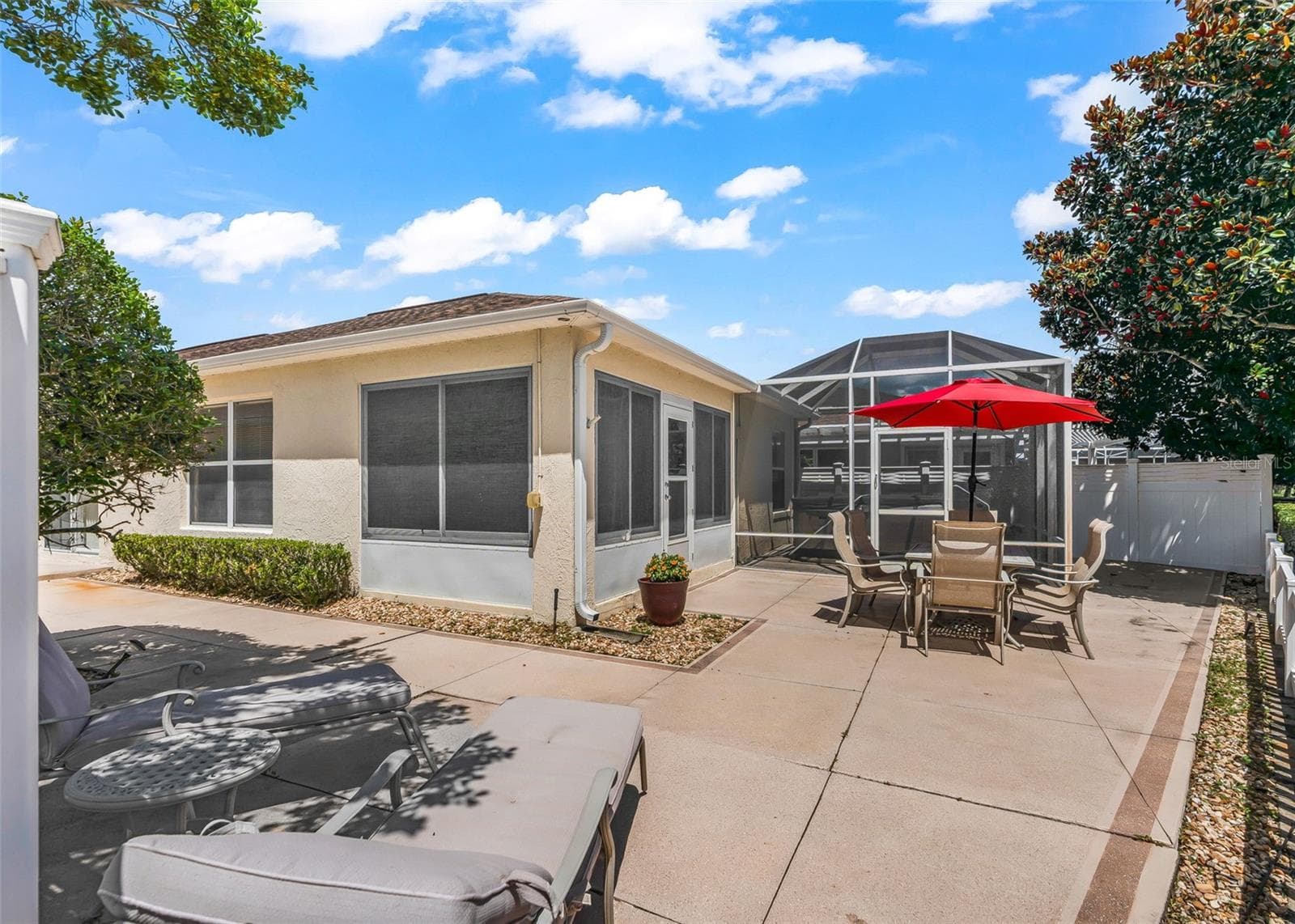 Private courtyard offering a peaceful outdoor retreat with gorgeous golf course views. This inviting space is perfect for relaxing, entertaining, and enjoying the tranquil Florida lifestyle right on the golf course. - 17535 SE 84TH FOXGROVE AVE, THE VILLAGES