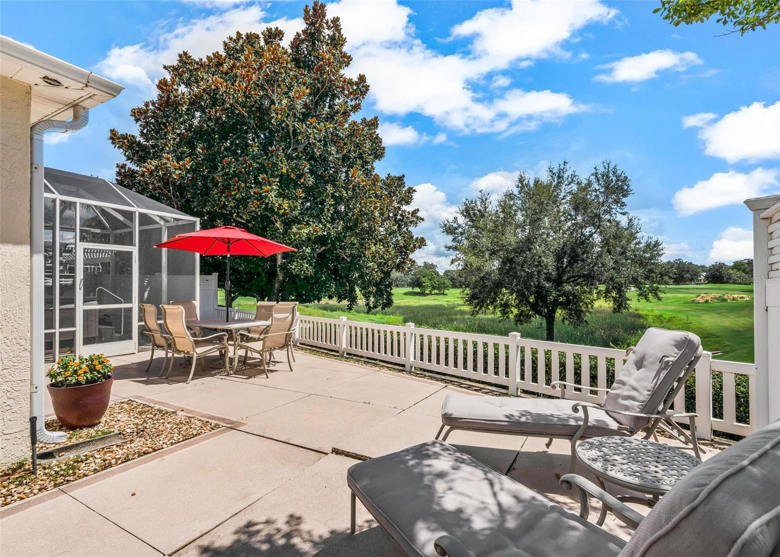 Beautiful private courtyard offering a peaceful outdoor retreat with gorgeous golf course views. This inviting space is perfect for relaxing, entertaining, and enjoying the tranquil Florida lifestyle right on the golf course. - 17535 SE 84TH FOXGROVE AVE, THE VILLAGES