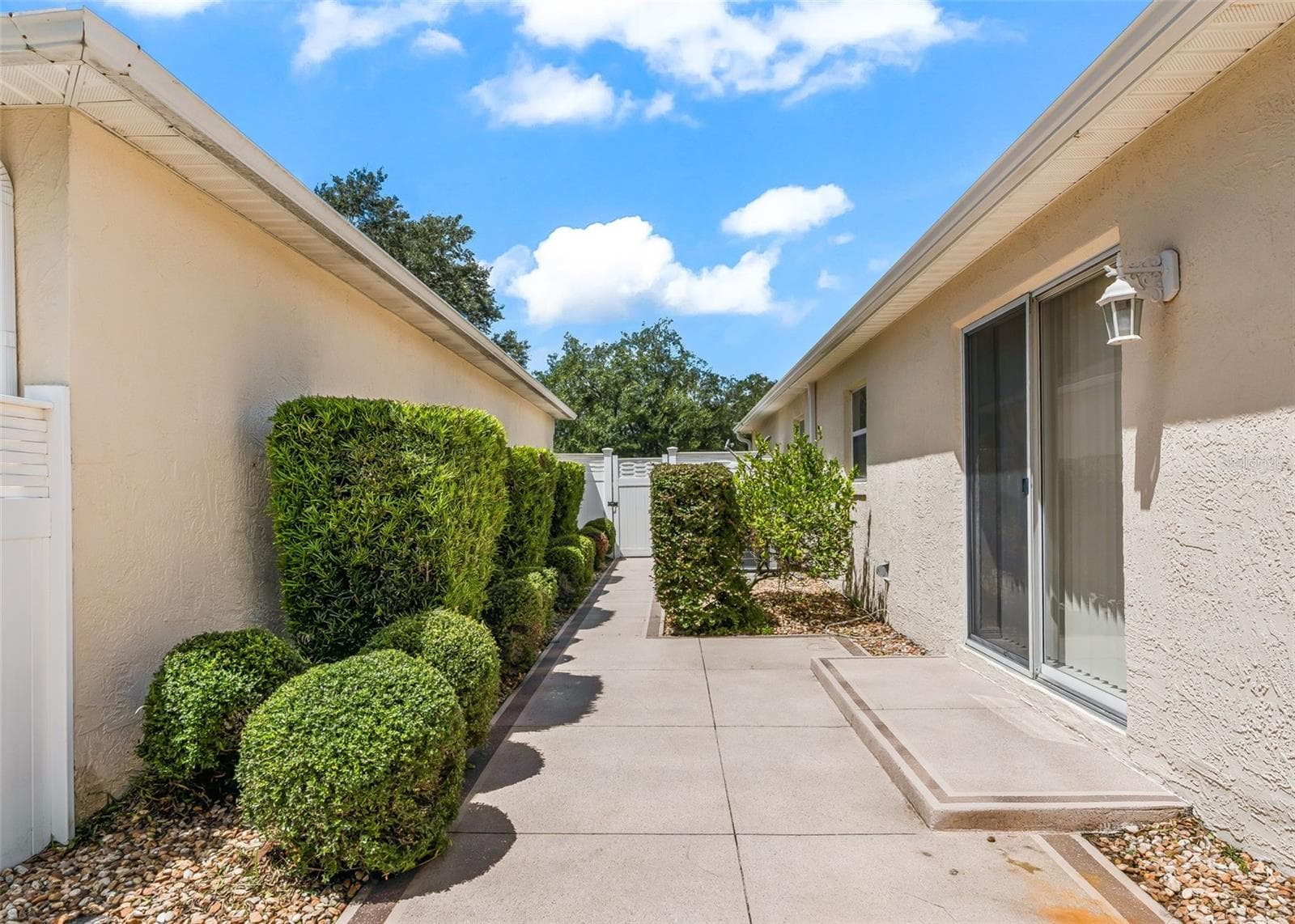 Beautiful private courtyard surrounded by mature, well-maintained landscaping and lush greenery. - 17535 SE 84TH FOXGROVE AVE, THE VILLAGES