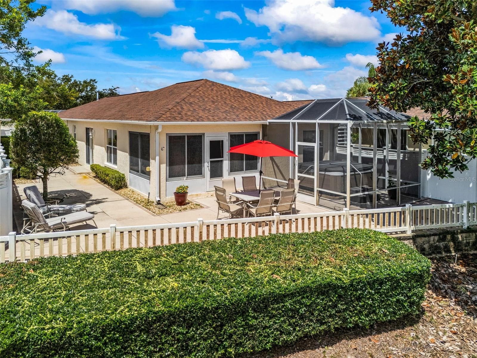 Spacious private courtyard offering plenty of room to relax, entertain, and enjoy the Florida sunshine. This inviting outdoor space is ready for you to make it your own and create the perfect personal retreat. - 17535 SE 84TH FOXGROVE AVE, THE VILLAGES