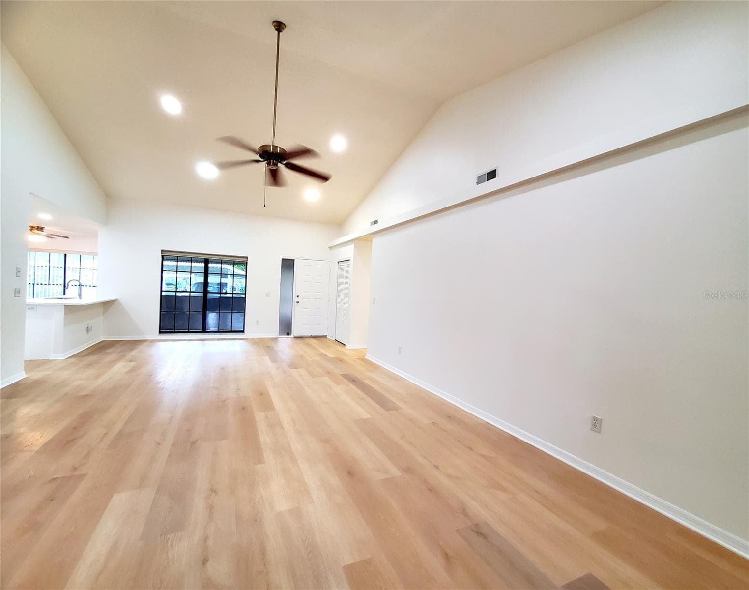 VAULTED CEILINGS - 2053 VILLA TER, CLEARWATER