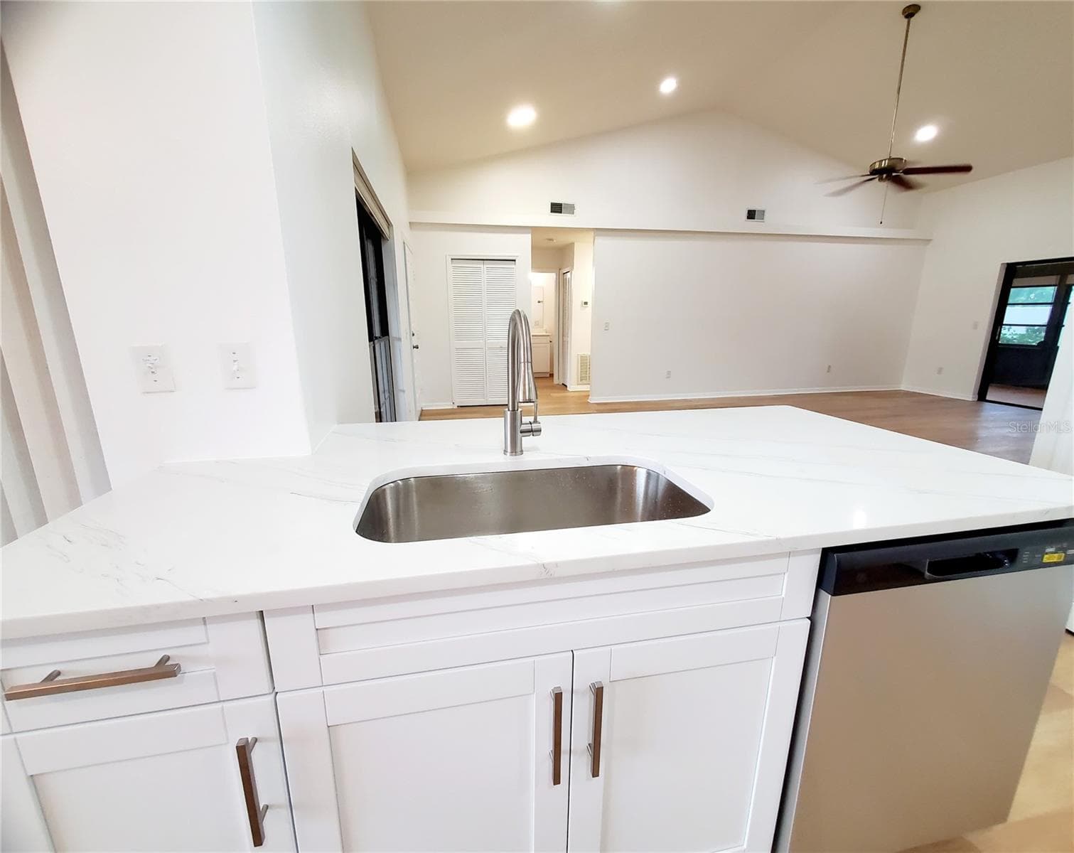 BREAKFAST BAR - 2053 VILLA TER, CLEARWATER