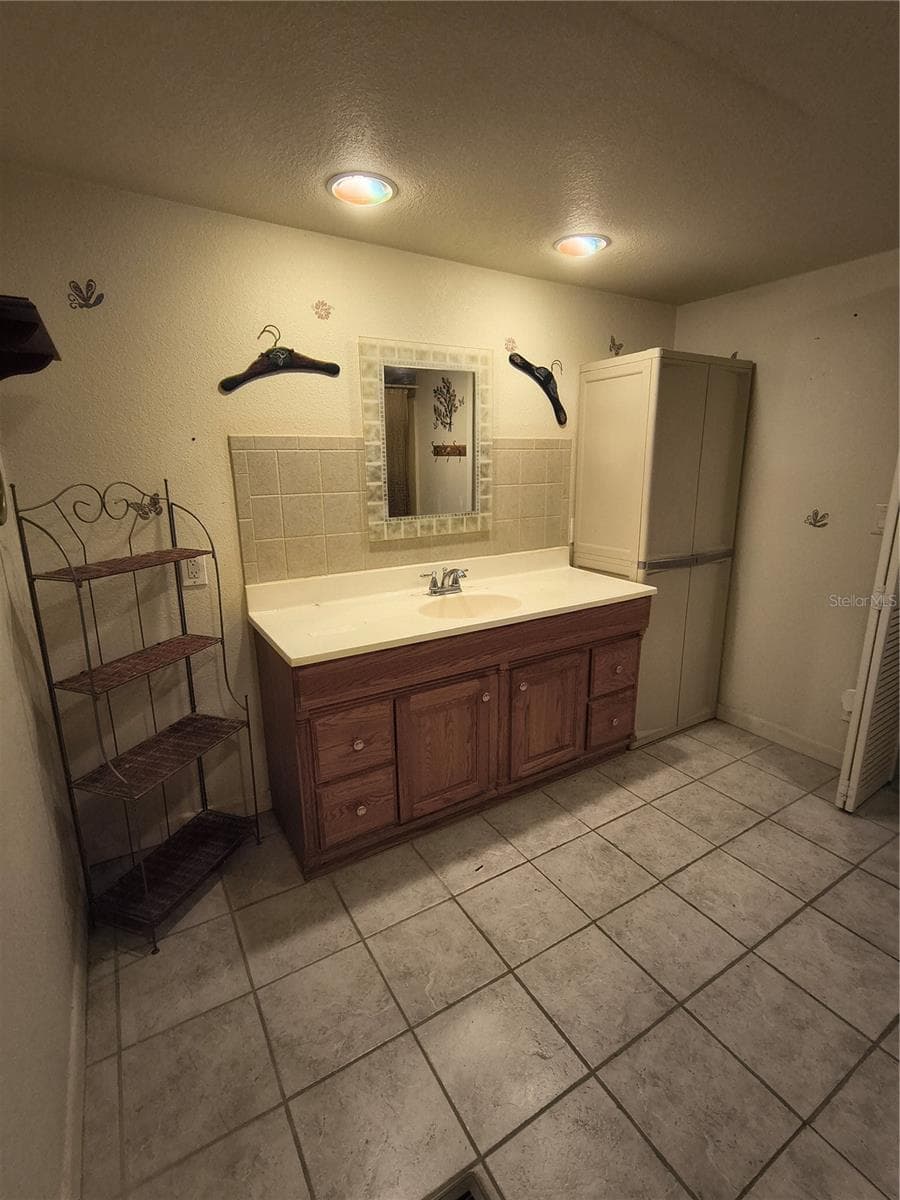 Master Vanity - 18250 CAUFIELD RD, SPRING HILL