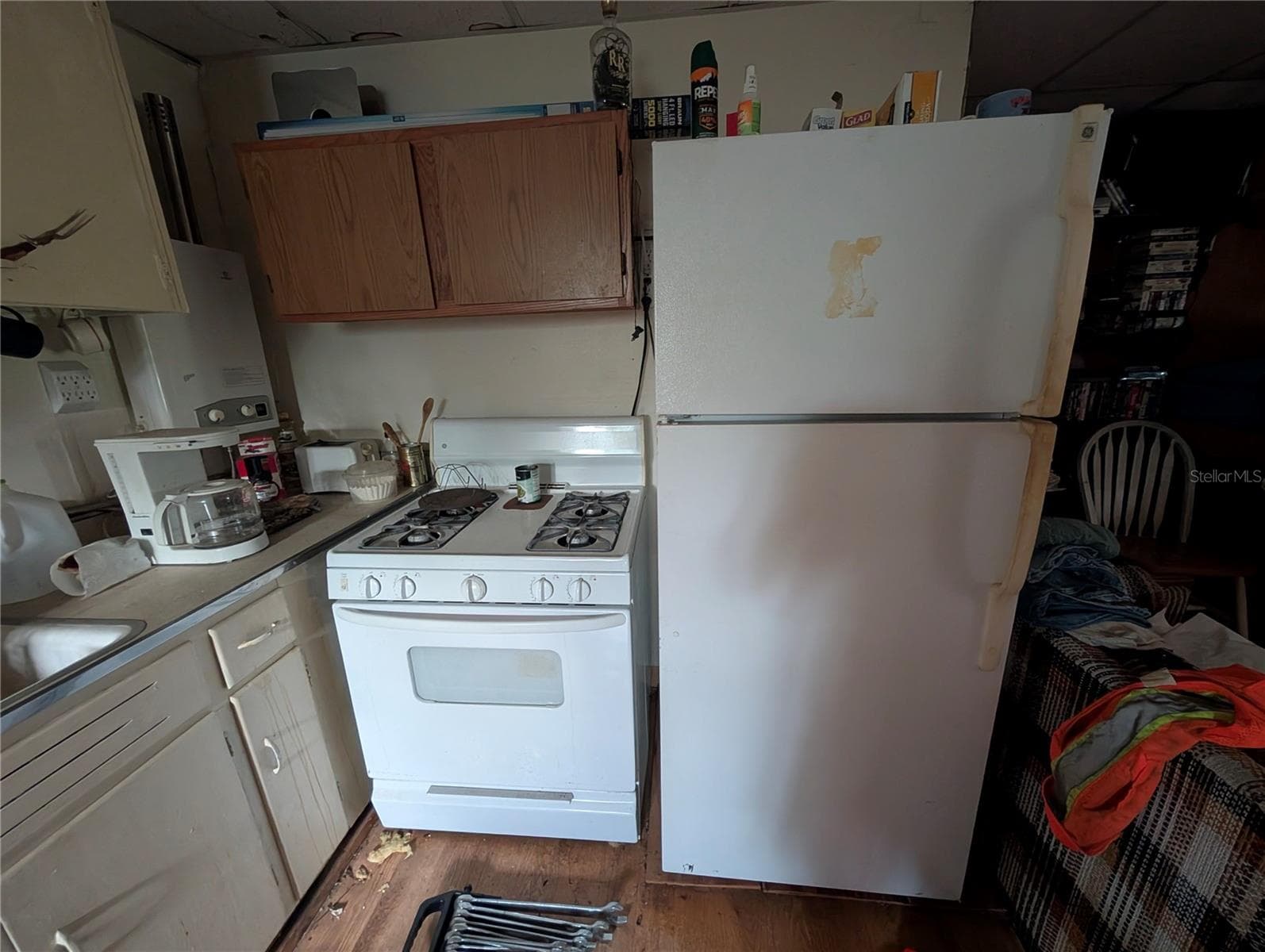 Gas stove, refrigerator, water heater - 20683 SE 140TH ST, UMATILLA