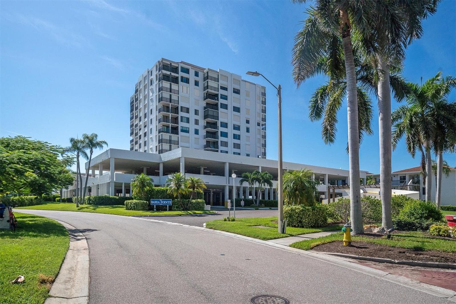 Beautifully landscaped grounds - 6287 BAHIA DEL MAR CIR #602, ST PETERSBURG