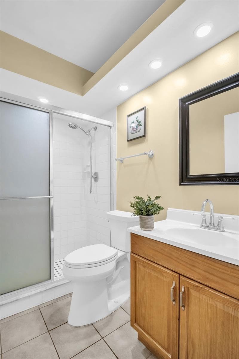 Beautifully updated en-suite bath with walk-in shower~ - 2700 NEBRASKA AVE #5-205, PALM HARBOR
