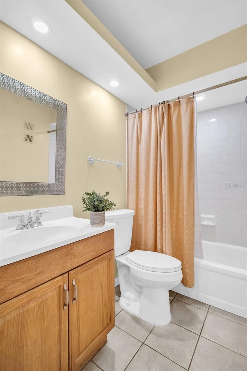 Updated hall bath with tub/shower combo~ - 2700 NEBRASKA AVE #5-205, PALM HARBOR