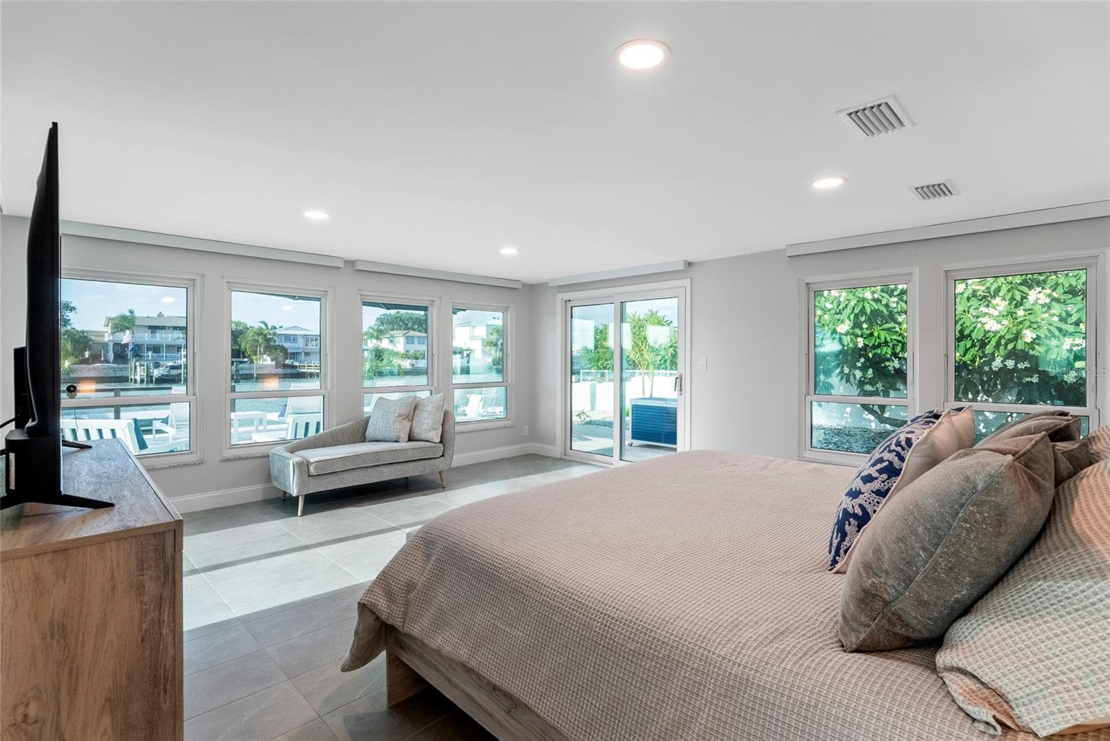Single Family Residence at 227 HOWARD DR, BELLEAIR BEACH, photo 17 of 56