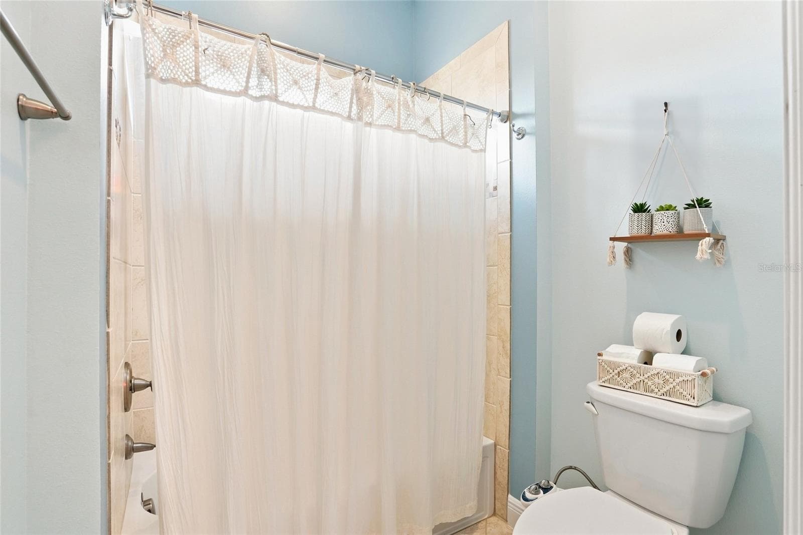 guest bath tub and shower combo - 5057 LAKE OVERLOOK AVE, BRADENTON