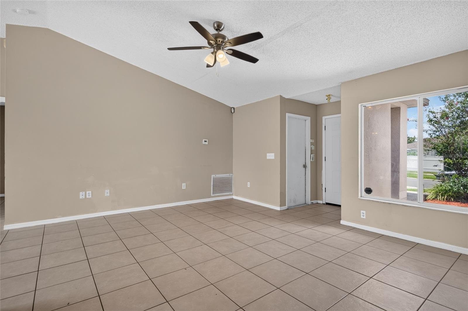Single Family Residence at 310 SHELBY BROOKE DR, PLANT CITY, photo 8 of 27