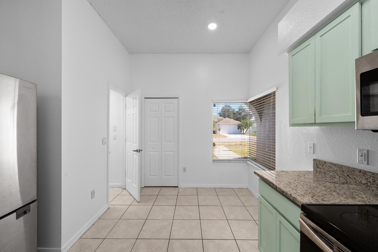 Kitchen/ Eat In Nook - 3609 TRAPNELL GROVE LOOP, PLANT CITY