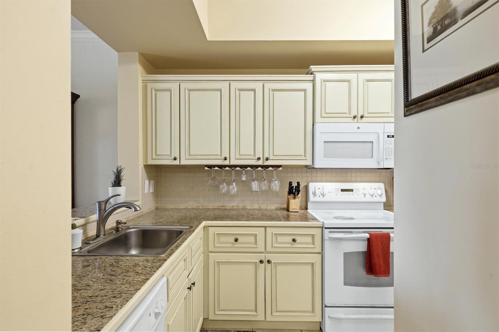 Updated kitchen - 5001 BARALDI CIR #22-209, SARASOTA