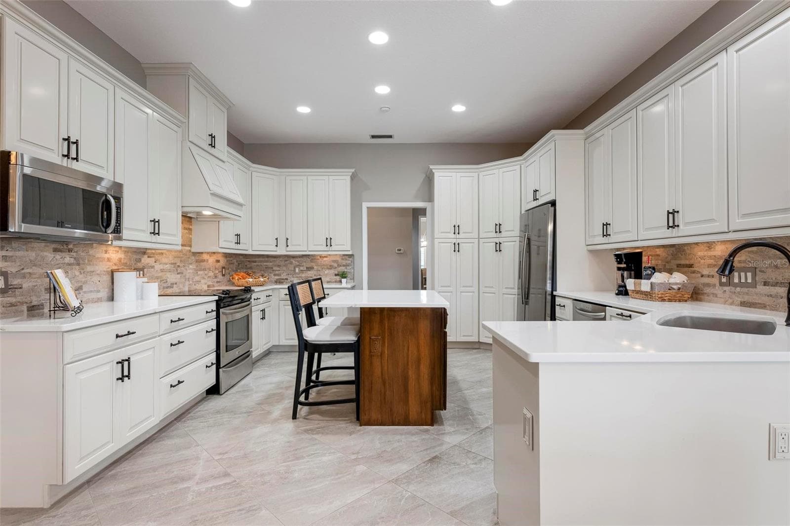 Single Family Residence at 434 TREMINGHAM WAY, VENICE, photo 18 of 85