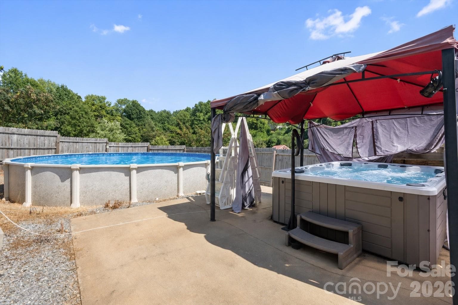 Virtually opened pool and hottub - 466 Miller Avenue, Marion