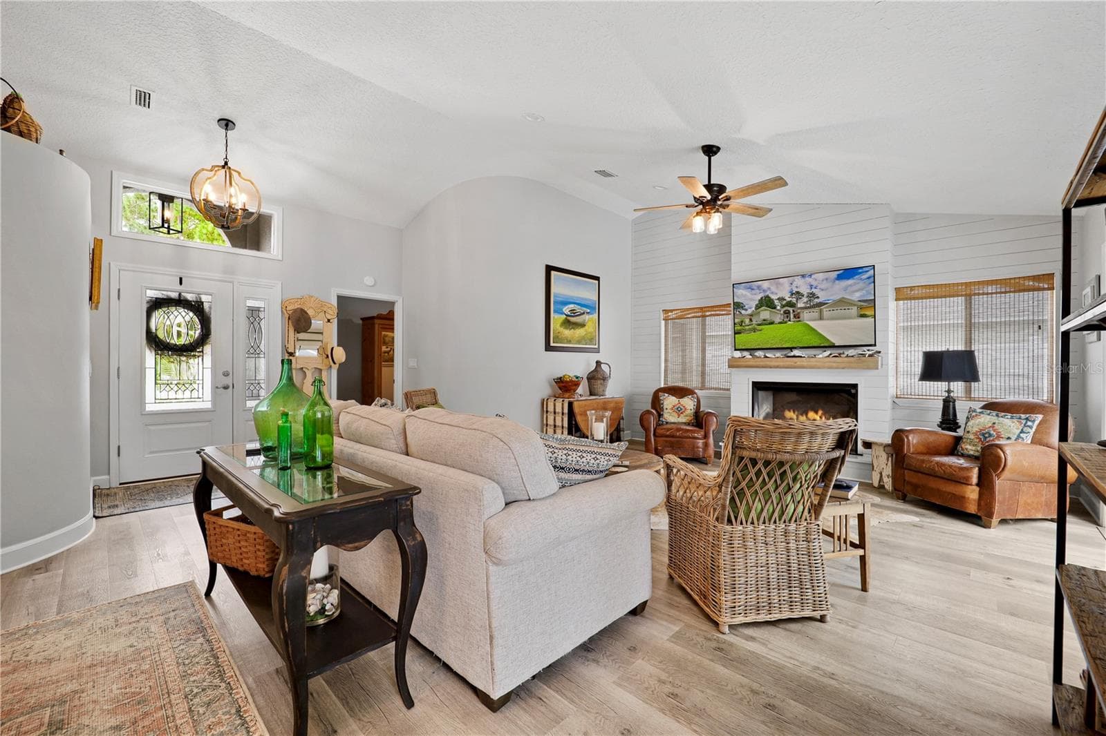 Family living room - 112 WELLSTONE DR, PALM COAST