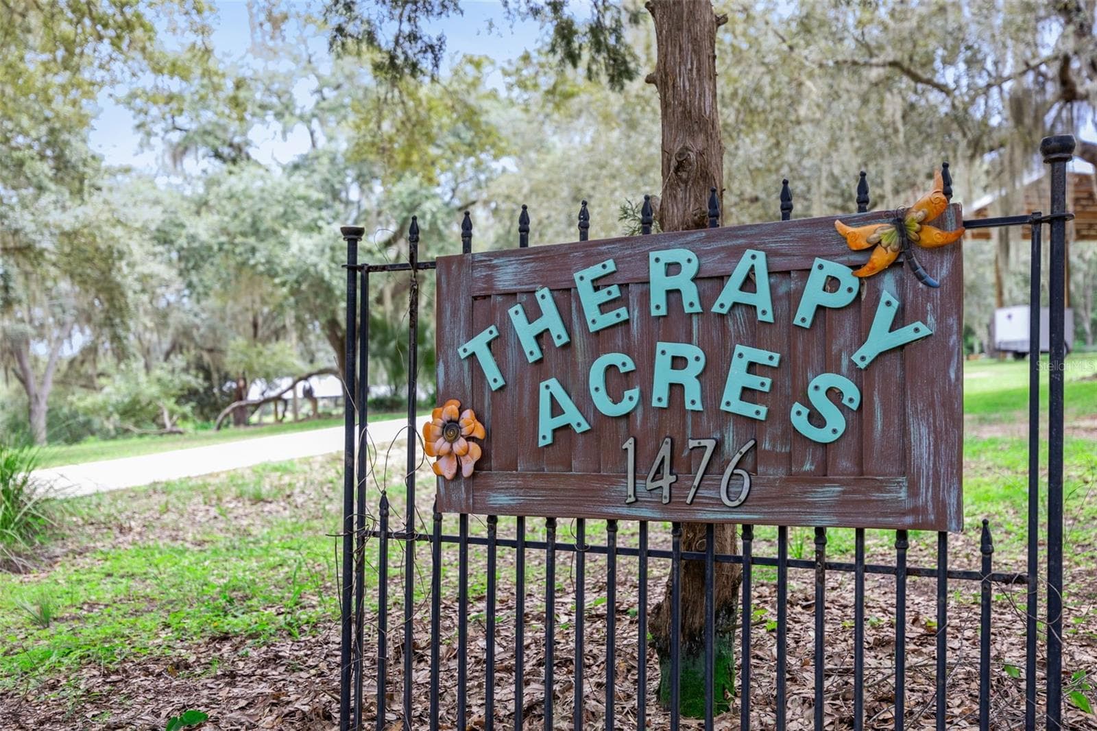 Classic Florida charm meets modern updates throughout this well-loved property. - 1476 SPRING LAKE RD, FRUITLAND PARK